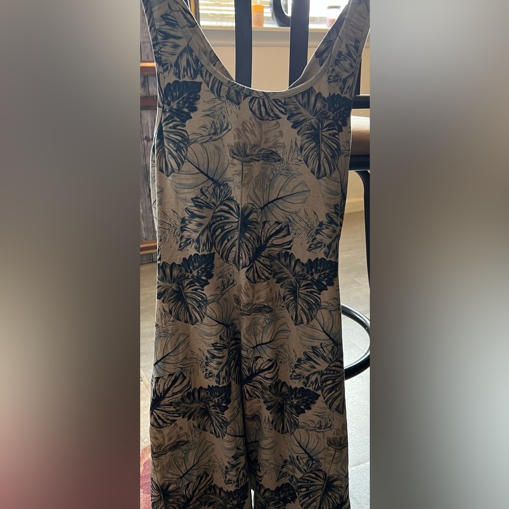Medium dress with big palm leaves